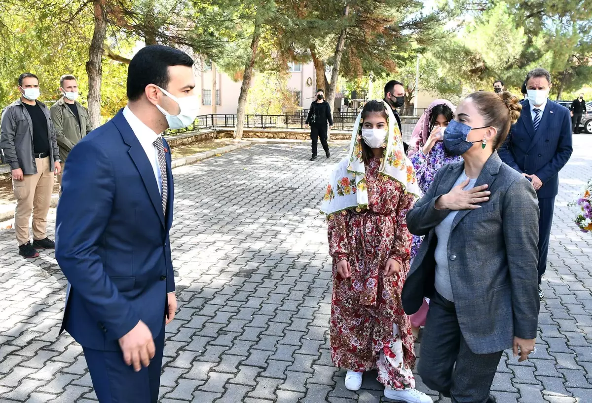 Vali Funda Kocabıyık, Karahallı ilçesini ziyaret etti