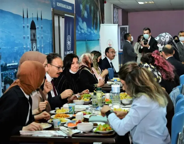 Vali Kızılkaya yurtta kalan öğrencilerle yemek sırasına girdi, birlik yemek yedi