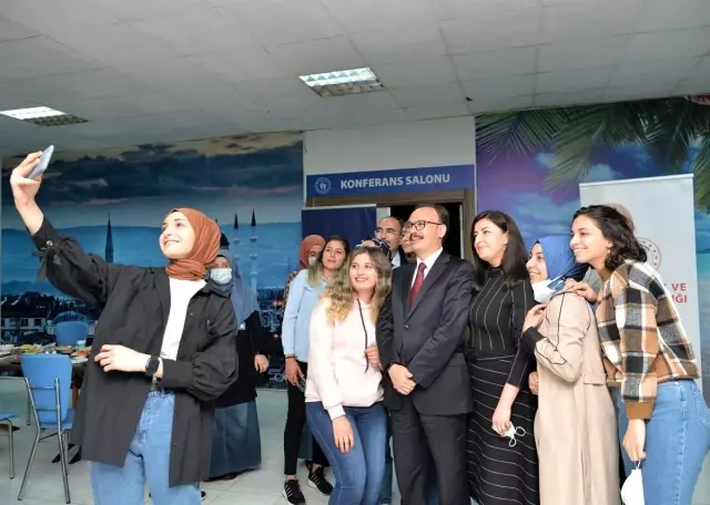 Vali Kızılkaya yurtta kalan öğrencilerle yemek sırasına girdi, birlik yemek yedi