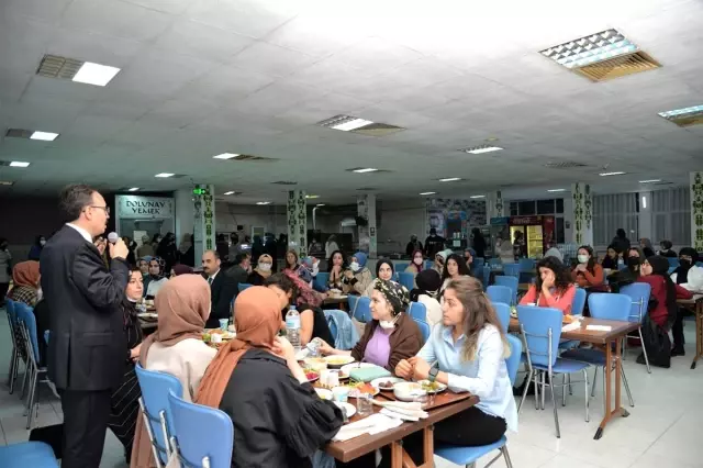 Vali Kızılkaya yurtta kalan öğrencilerle yemek sırasına girdi, birlik yemek yedi