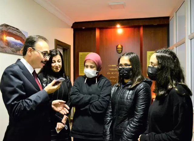 Vali Kızılkaya yurtta kalan öğrencilerle yemek sırasına girdi, birlik yemek yedi