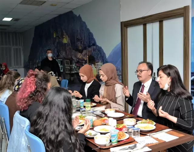 Vali Kızılkaya yurtta kalan öğrencilerle yemek sırasına girdi, birlik yemek yedi