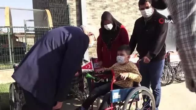 100 engellinin yüzü tekerlekli sandalye ile güldü