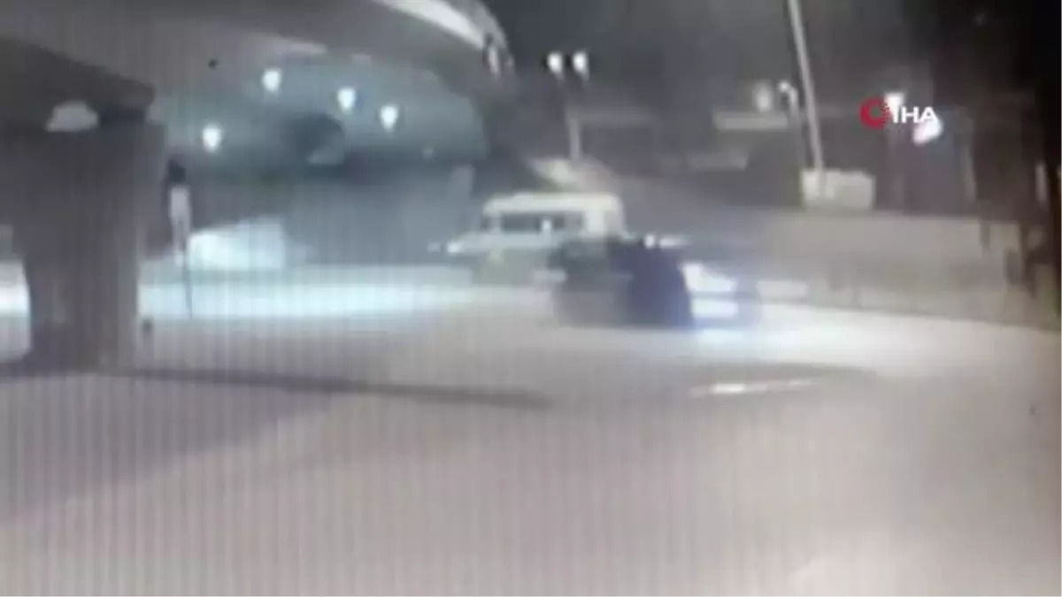 3 kişiye mezar olan lüks otomobilin kağıt gibi ezildiği kaza kamerada