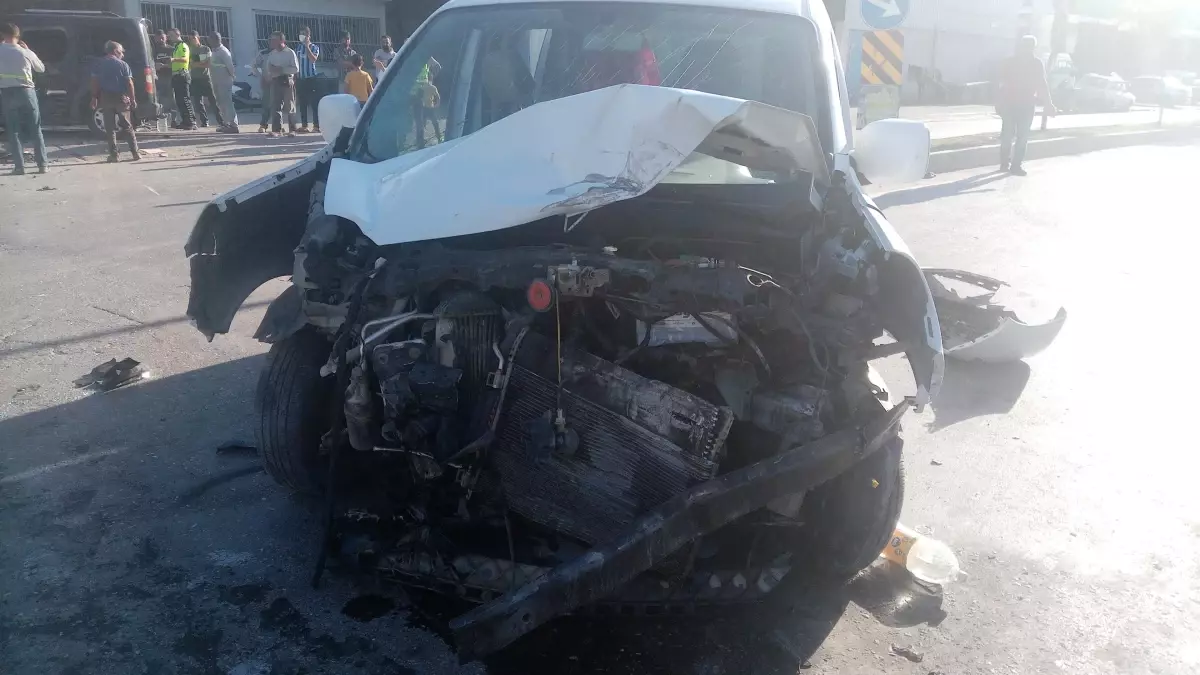 Adana'da 2 hafif ticari aracın çarpışması sonucu 10 kişi yaralandı