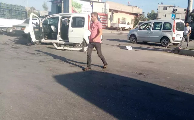Adana'da 2 hafif ticari aracın çarpışması sonucu 10 kişi yaralandı