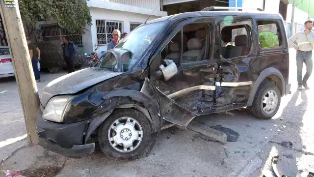 Adana'da iki hafif ticari araç kafa kafaya böyle çarpıştı: 13 yaralı