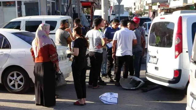 Adana'da iki hafif ticari araç kafa kafaya böyle çarpıştı: 13 yaralı
