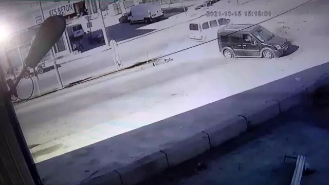 Adana'da iki hafif ticari araç kafa kafaya böyle çarpıştı: 13 yaralı