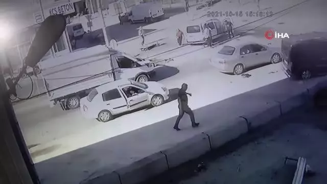 Adana'da iki hafif ticari araç kafa kafaya böyle çarpıştı: 13 yaralı