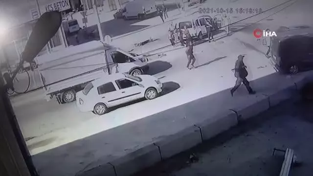 Adana'da iki hafif ticari araç kafa kafaya böyle çarpıştı: 13 yaralı