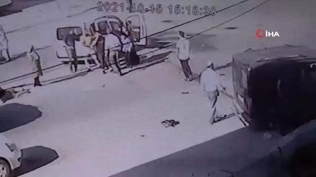 Adana'da iki hafif ticari araç kafa kafaya böyle çarpıştı: 13 yaralı