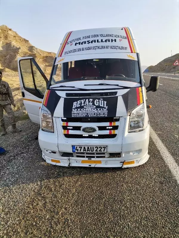 Afgan kaçakları taşındığı minibüs, kapanla lastikleri patlatılarak durduruldu