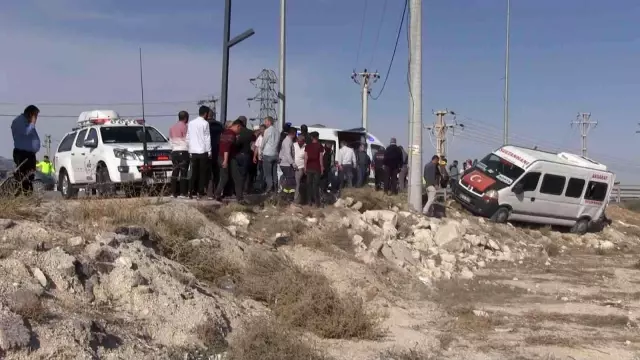 Aksaray'da pancar yüklü kamyon ile işçi taşıyan minibüs çarpıştı: 4 yaralı