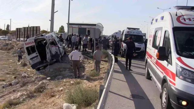 Aksaray'da pancar yüklü kamyon ile işçi taşıyan minibüs çarpıştı: 4 yaralı