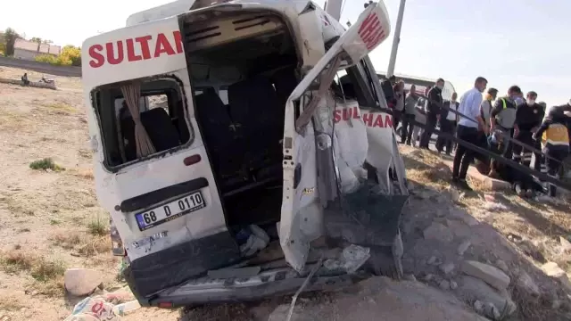 Aksaray'da pancar yüklü kamyon ile işçi taşıyan minibüs çarpıştı: 4 yaralı