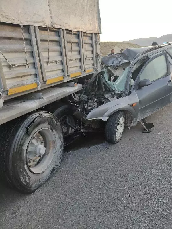 Son dakika: Ankara'da otomobil, TIR'a çarptı: 1 ölü