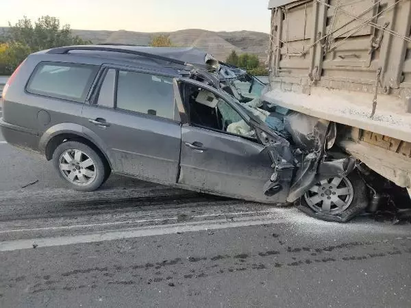 Son dakika: Ankara'da otomobil, TIR'a çarptı: 1 ölü