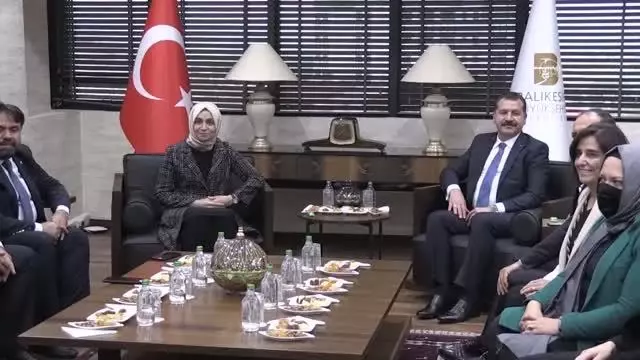BALIKESİR - AK Parti Genel Başkan Yardımcısı Usta, partisinin Balıkesir İl Başkanlığında konuştu