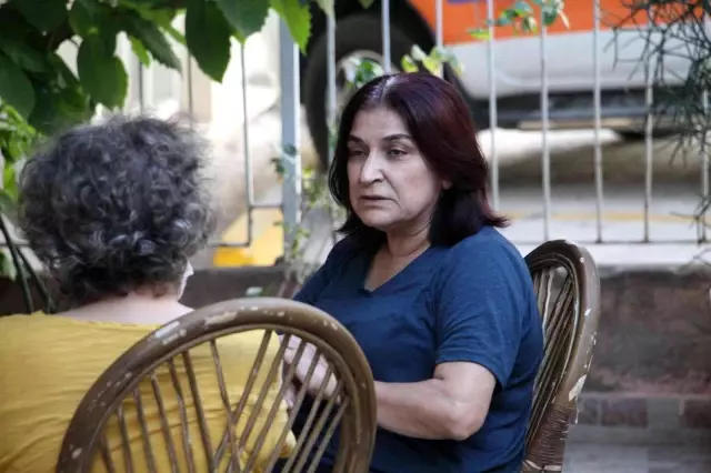 Balkondan düşen yaşlı adamı, alt komşusu tutarak ölümden kurtardı