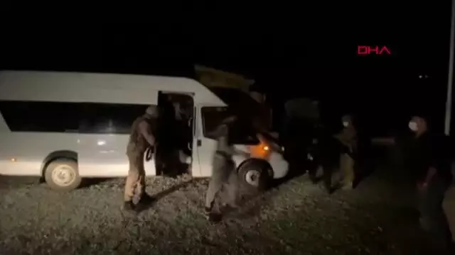 BİTLİS'TE MİNİBÜS İLE ÇEKME KARAVANDA 70 KAÇAK GÖÇMEN YAKALANDI