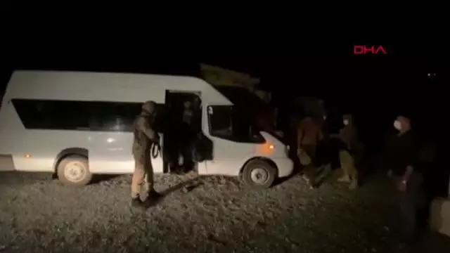 BİTLİS'TE MİNİBÜS İLE ÇEKME KARAVANDA 70 KAÇAK GÖÇMEN YAKALANDI