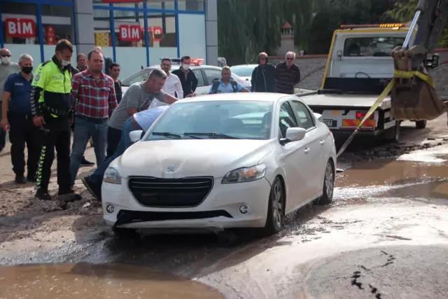Bodrum'da otomobil içme suyu hattı çukuruna düştü