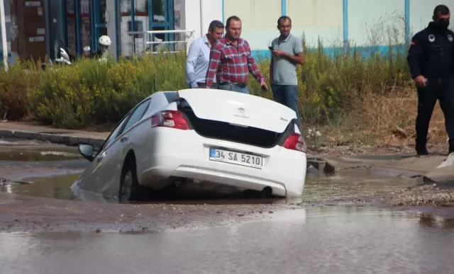 Bodrum'da otomobil içme suyu hattı çukuruna düştü