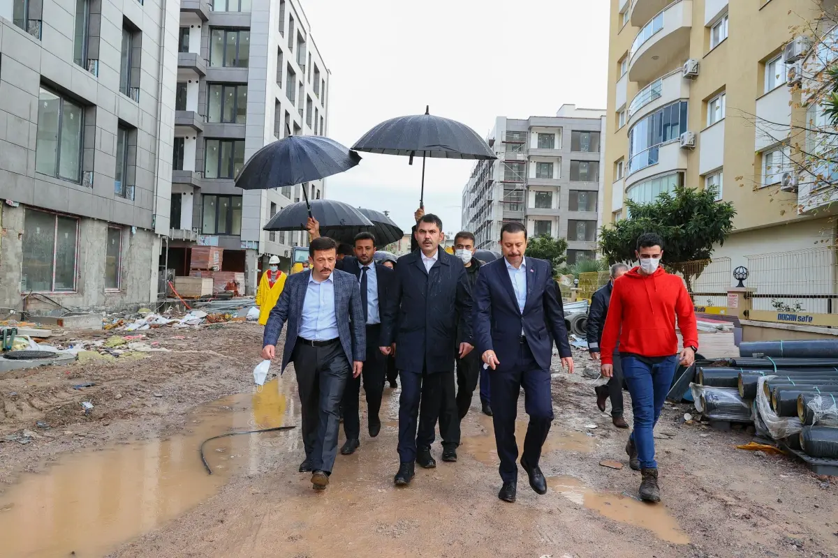 Çevre ve Şehircilik Bakanı Murat Kurum, depremzedeler için yapılan konutların inşaatlarını inceledi