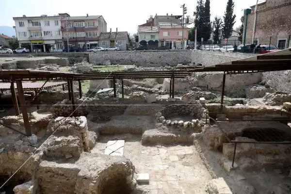 ÇİNİ FIRINLARI KAZISINDA BULUNAN TARİHİ PARÇALAR, YOĞUN ÇABAYLA BİRLEŞTİRİLİYOR