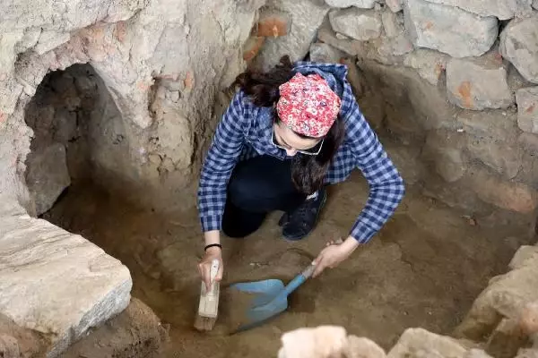 ÇİNİ FIRINLARI KAZISINDA BULUNAN TARİHİ PARÇALAR, YOĞUN ÇABAYLA BİRLEŞTİRİLİYOR