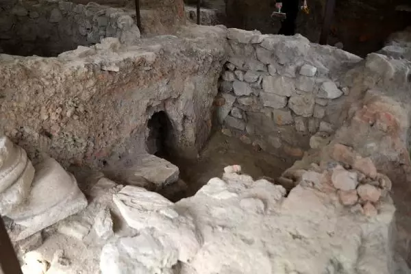 ÇİNİ FIRINLARI KAZISINDA BULUNAN TARİHİ PARÇALAR, YOĞUN ÇABAYLA BİRLEŞTİRİLİYOR