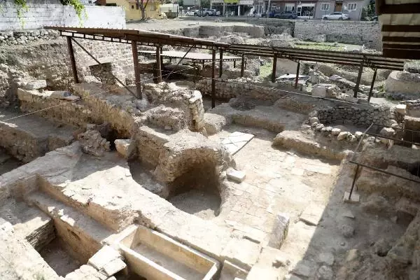 ÇİNİ FIRINLARI KAZISINDA BULUNAN TARİHİ PARÇALAR, YOĞUN ÇABAYLA BİRLEŞTİRİLİYOR