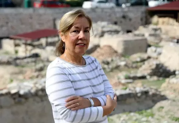 ÇİNİ FIRINLARI KAZISINDA BULUNAN TARİHİ PARÇALAR, YOĞUN ÇABAYLA BİRLEŞTİRİLİYOR