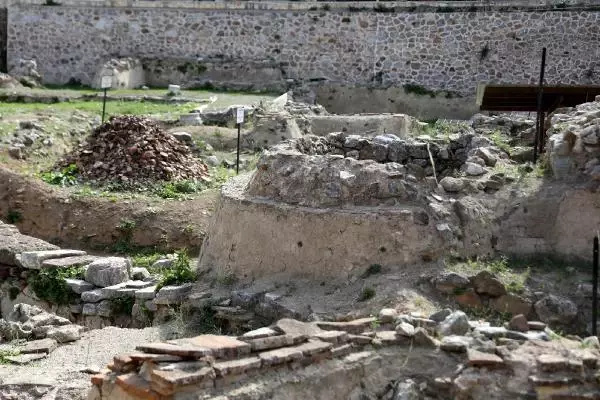 ÇİNİ FIRINLARI KAZISINDA BULUNAN TARİHİ PARÇALAR, YOĞUN ÇABAYLA BİRLEŞTİRİLİYOR