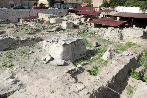 ÇİNİ FIRINLARI KAZISINDA BULUNAN TARİHİ PARÇALAR, YOĞUN ÇABAYLA BİRLEŞTİRİLİYOR