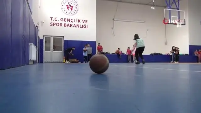 Cizreli gençler Gençlik Merkeziyle hem spor yapıyor hem sınavlara hazırlanıyor
