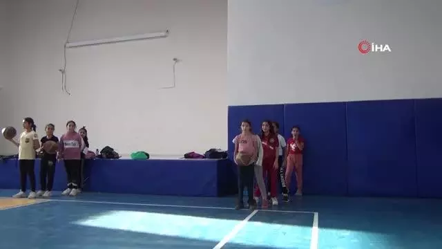 Cizreli gençler Gençlik Merkeziyle hem spor yapıyor hem sınavlara hazırlanıyor