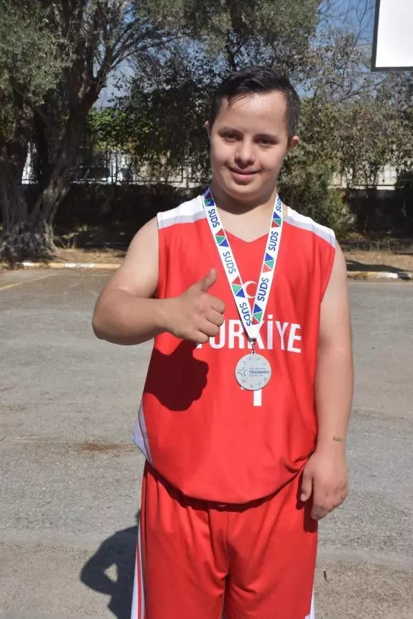 DOWN SENDROMLU MİLLİ BASKETBOLCU YUNUS EMRE, ANNESİNİN DESTEĞİYLE BAŞARIYA KOŞUYOR