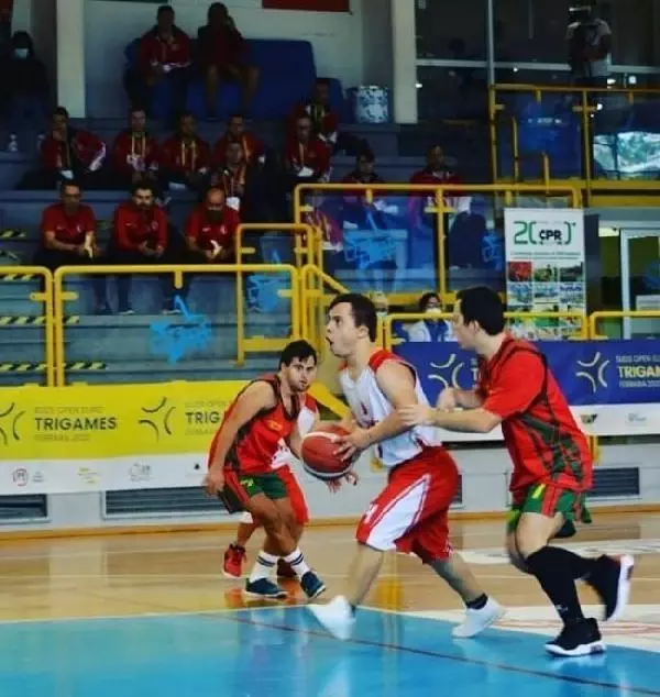 DOWN SENDROMLU MİLLİ BASKETBOLCU YUNUS EMRE, ANNESİNİN DESTEĞİYLE BAŞARIYA KOŞUYOR
