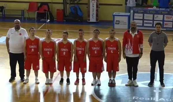 DOWN SENDROMLU MİLLİ BASKETBOLCU YUNUS EMRE, ANNESİNİN DESTEĞİYLE BAŞARIYA KOŞUYOR