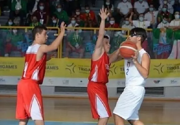 DOWN SENDROMLU MİLLİ BASKETBOLCU YUNUS EMRE, ANNESİNİN DESTEĞİYLE BAŞARIYA KOŞUYOR
