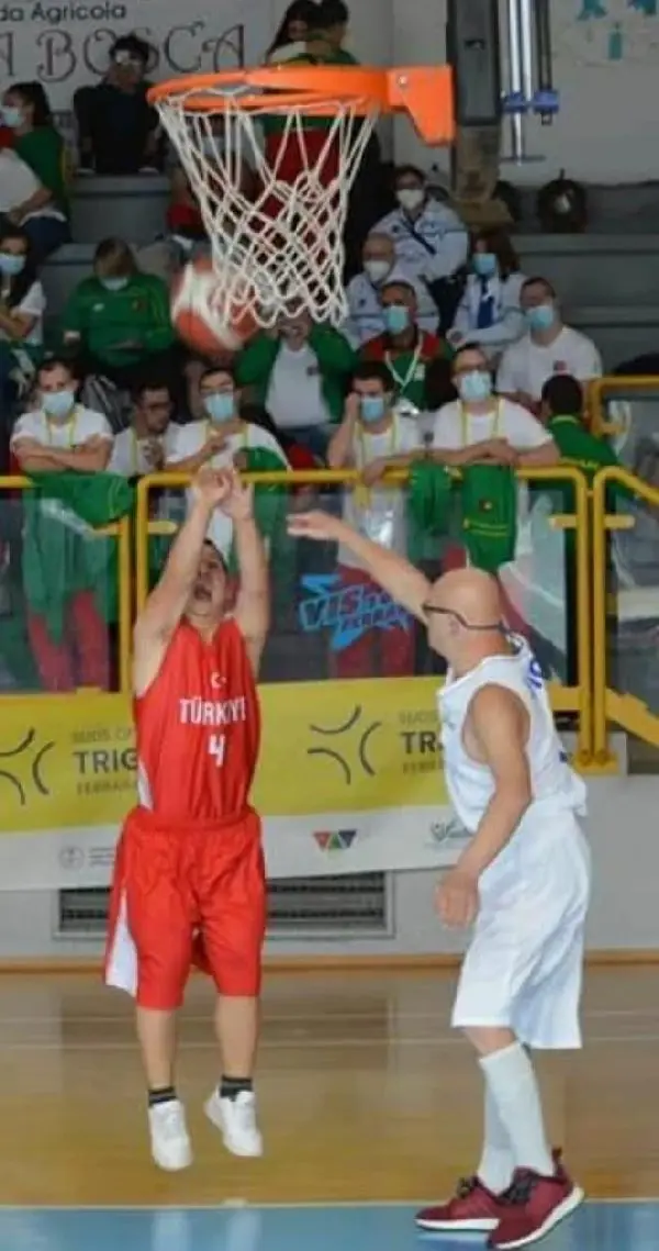 DOWN SENDROMLU MİLLİ BASKETBOLCU YUNUS EMRE, ANNESİNİN DESTEĞİYLE BAŞARIYA KOŞUYOR