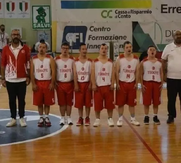 DOWN SENDROMLU MİLLİ BASKETBOLCU YUNUS EMRE, ANNESİNİN DESTEĞİYLE BAŞARIYA KOŞUYOR