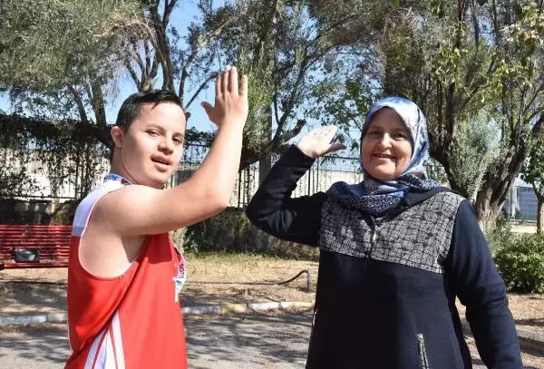DOWN SENDROMLU MİLLİ BASKETBOLCU YUNUS EMRE, ANNESİNİN DESTEĞİYLE BAŞARIYA KOŞUYOR