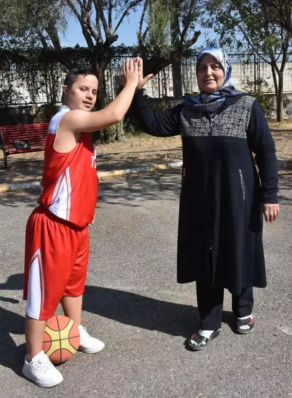 DOWN SENDROMLU MİLLİ BASKETBOLCU YUNUS EMRE, ANNESİNİN DESTEĞİYLE BAŞARIYA KOŞUYOR