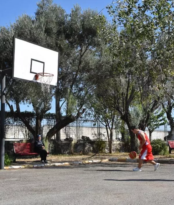 DOWN SENDROMLU MİLLİ BASKETBOLCU YUNUS EMRE, ANNESİNİN DESTEĞİYLE BAŞARIYA KOŞUYOR