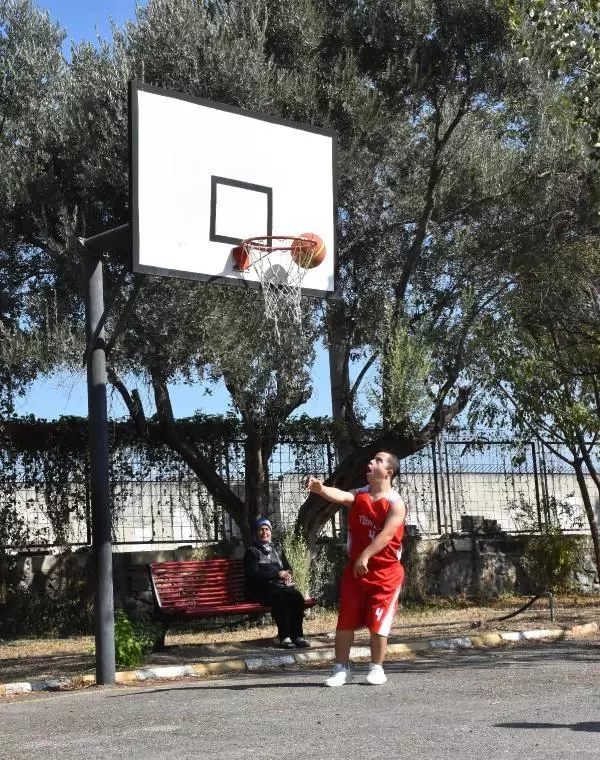 DOWN SENDROMLU MİLLİ BASKETBOLCU YUNUS EMRE, ANNESİNİN DESTEĞİYLE BAŞARIYA KOŞUYOR