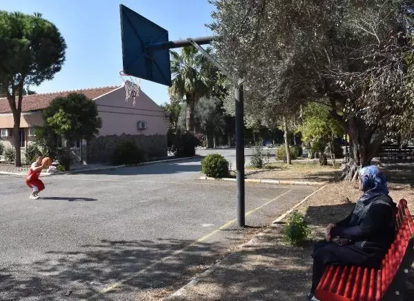 DOWN SENDROMLU MİLLİ BASKETBOLCU YUNUS EMRE, ANNESİNİN DESTEĞİYLE BAŞARIYA KOŞUYOR