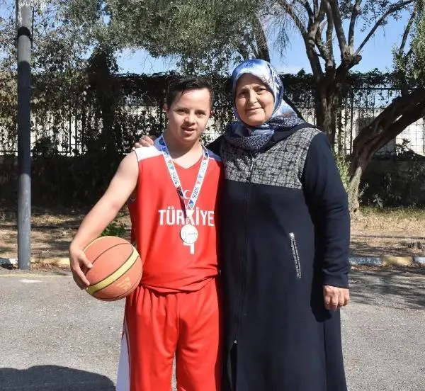 DOWN SENDROMLU MİLLİ BASKETBOLCU YUNUS EMRE, ANNESİNİN DESTEĞİYLE BAŞARIYA KOŞUYOR